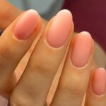 Gros plan dune manucure BIAB rose transparent
