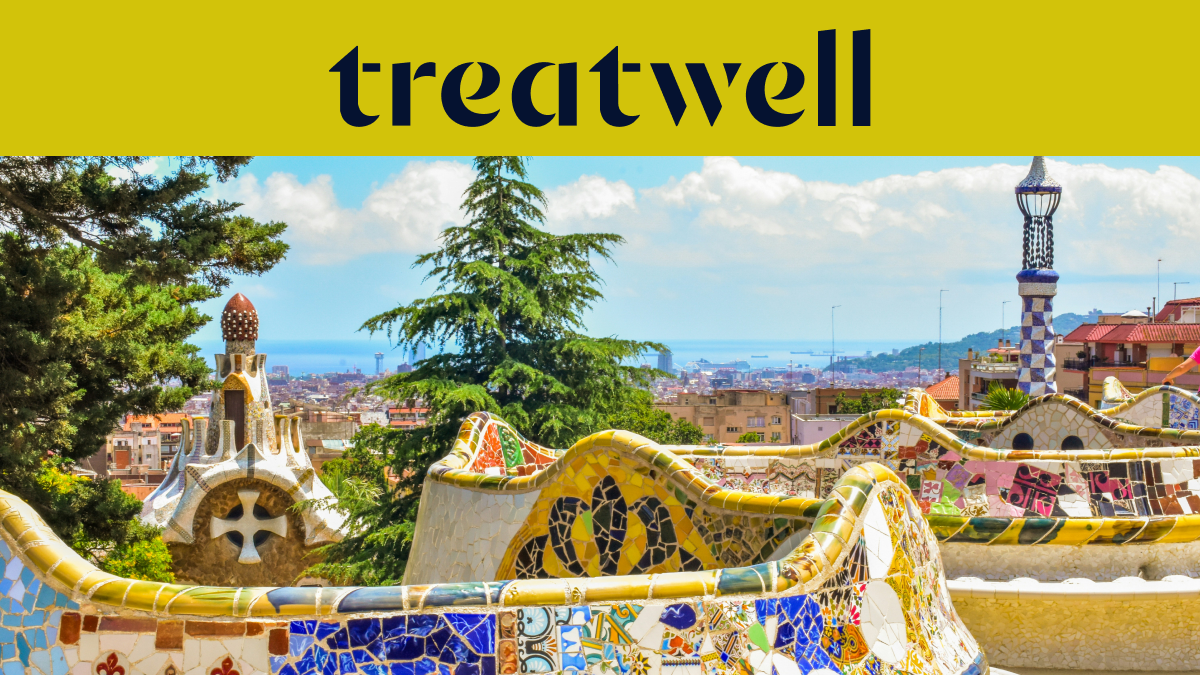 Une vue panoramique de Barcelone depuis le Park Güell, montrant les célèbres bancs en mosaque colorée de Gaudí et les flèches de style féerique, avec la ville et la mer en arrière-plan. Une bannière jaune en haut affiche le logo treatwell.
