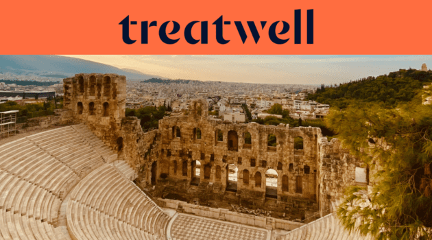 L’Odéon d’Hérode Atticus, un amphithéâtre antique en pierre au pied de l’Acropole à Athènes, avec la skyline de la ville moderne qui s’étend au loin sous une lumière dorée de fin de journée. Un bandeau corail avec le logo Treatwell surplombe l’image.
