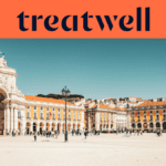 Une large bannière avec le logo Treatwell en bleu foncé sur fond orange en haut. En dessous, une photographie lumineuse et ensoleillée de la Place du Commerce (Praça do Comércio) à Lisbonne, montrant l'Arc de triomphe blanc de la Rua Augusta, les bâtiments jaunes à arcades et des passants traversant la vaste esplanade piétonne sous un ciel bleu dégagé.