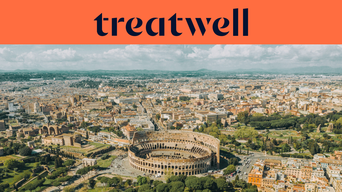 Vue aérienne en plongée de Rome, avec l’emblématique Colisée au premier plan. La ville historique s’étend jusqu’à l’horizon sous un ciel nuageux. Une grande bannière orange en haut de l’image affiche le logo « treatwell ».
