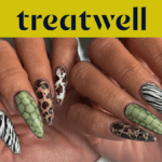 Deux mains arborant de longs ongles en amande aux imprimés animaliers variés : rayures zébrées, taches léopard, peau de serpent verte et écaille de tortue.