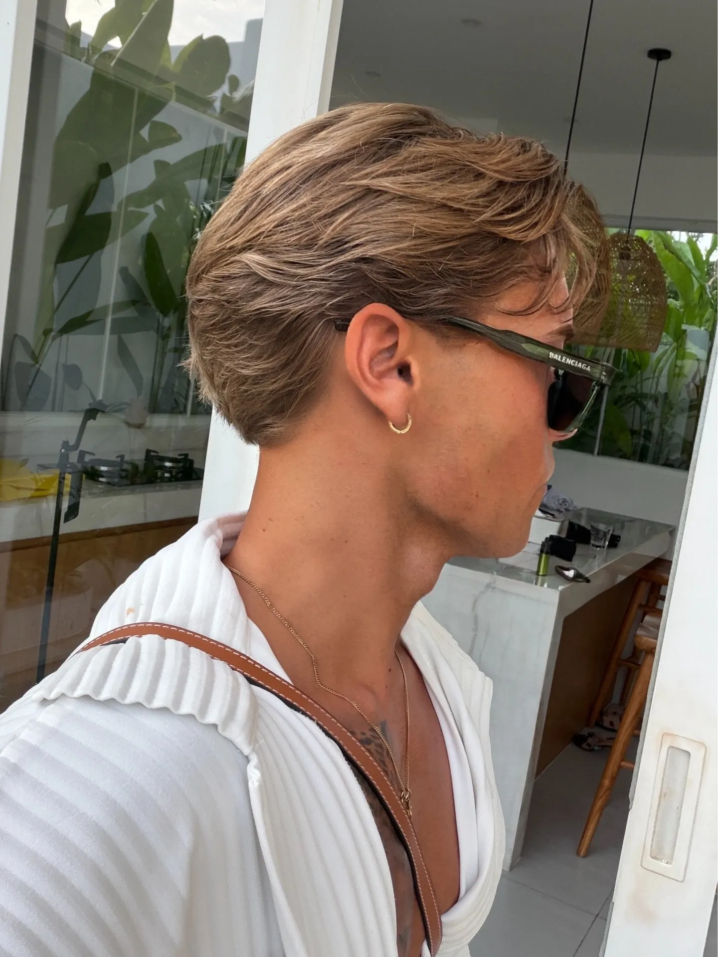 Profil d'une coupe European flow texturisée avec des mèches ramenées en arrière et un mouvement naturel