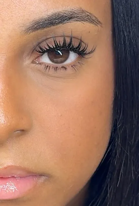 Gros plan d'extensions de cils Medusa, clusters texturés en pointes et cils inférieurs bien définis