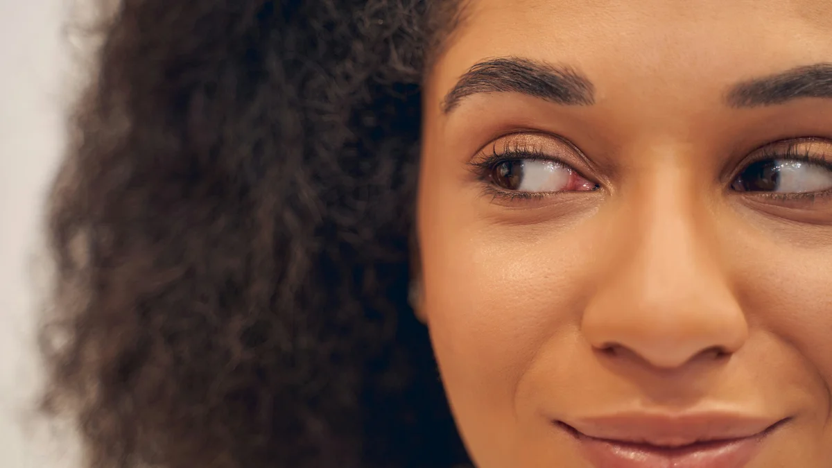 Gros plan des yeux d'une femme souriante aux sourcils nets et bien définis