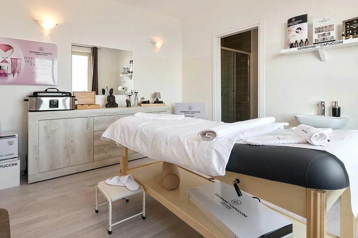 Cabine de soins chez Beauty Time à Lanusei, avec table de massage et produits Germaine de Capuccini.
