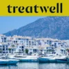 Le port de plaisance de Puerto Banús, à Marbella, bordé d'immeubles blancs et de yachts amarrés sur fond de montagnes, sous une banderole jaune Treatwell.